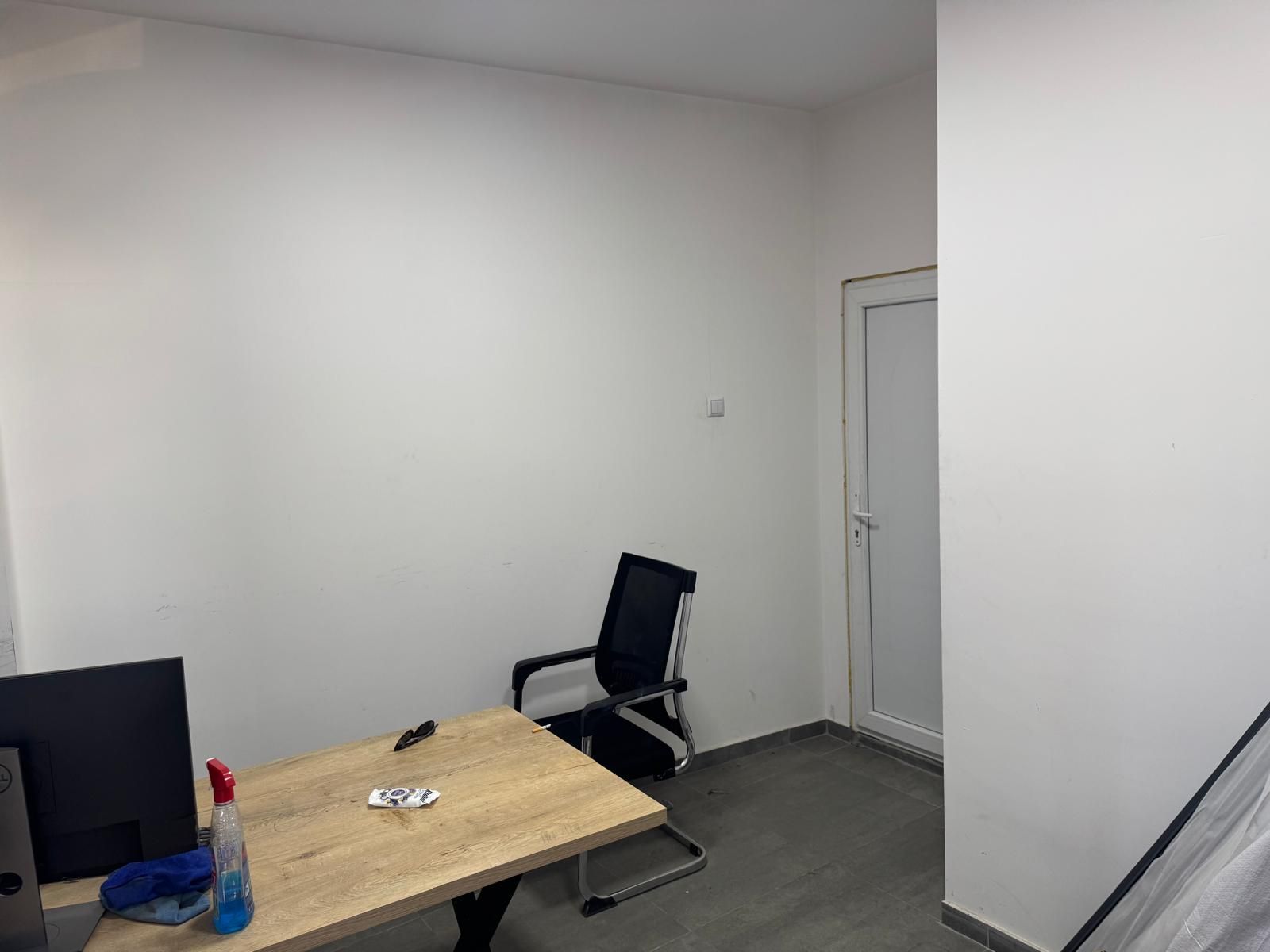 Работно место со компјутер во канцеларијата на Fibercity